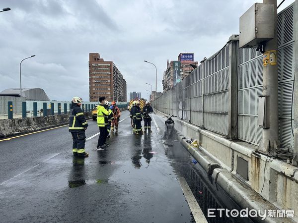 ▲▼ 中和區台64快速道路今日上午發生一起火燒車事故  。（圖／記者陸運生翻攝）