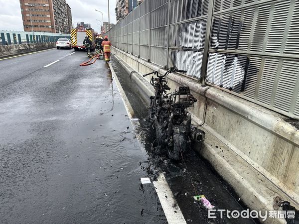 ▲▼ 中和區台64快速道路今日上午發生一起火燒車事故  。（圖／記者陸運生翻攝）