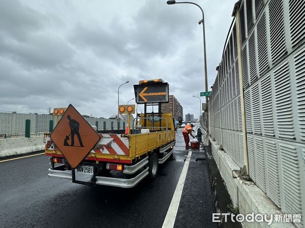 ▲▼ 中和區台64快速道路今日上午發生一起火燒車事故  。（圖／記者陸運生翻攝）