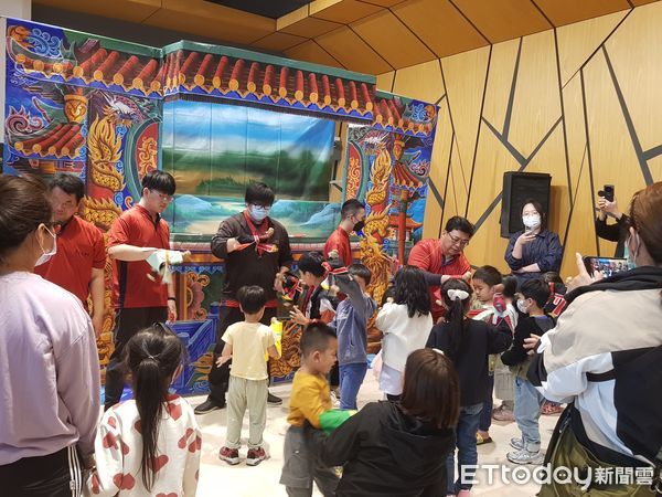 ▲8所參與布袋戲教育扎根計畫學校參加113學年度全國學生創意戲劇比賽，獲得優等以上佳績，其中6隊更獲得特優的成績。（圖／記者游瓊華翻攝）