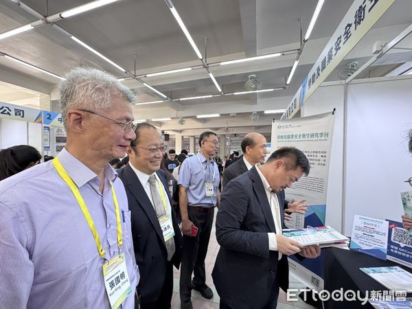 ▲勞動部洪申翰部長出席2025年職業衛生暨職業醫學國際學術研討會，重申推動尊嚴及以人為本的勞動，減少傷心憾事讓職場文化更健康。（記者林東良翻攝，下同）