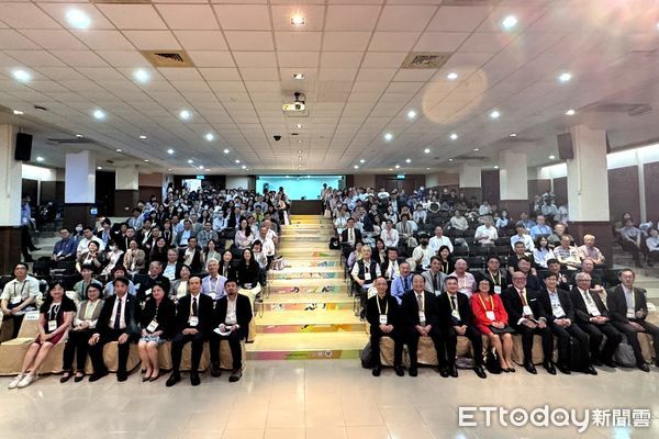 ▲勞動部洪申翰部長出席2025年職業衛生暨職業醫學國際學術研討會，重申推動尊嚴及以人為本的勞動，減少傷心憾事讓職場文化更健康。（記者林東良翻攝，下同）