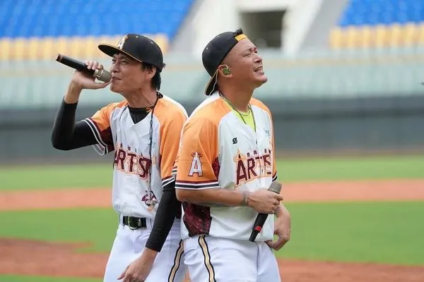 ▲黃鐙輝、阿翔、馬國畢、阿Ben、董事長樂團吉董、梅賢治等多位熱愛棒球的男藝人，組成「閃亮之星，我們都愛短今！」棒球隊。（圖／民視提供）