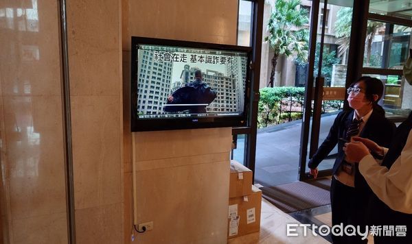 ▲▼第六分局長周俊銘上次現身酒店宣導防詐，這次再深入社區，令人印象深刻。（圖／警方提供，下同）