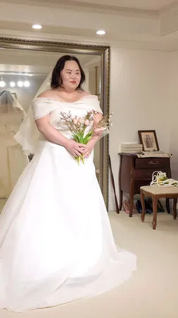 ▲▼《藍調》唐氏症演員鄭恩惠披婚紗「老公貼心幫揉腳」　粉絲淚崩：最純潔的愛。（圖／翻攝自鄭恩惠IG）