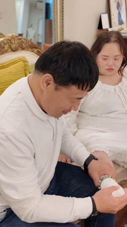 ▲▼《藍調》唐氏症演員鄭恩惠披婚紗「老公貼心幫揉腳」　粉絲淚崩：最純潔的愛。（圖／翻攝自鄭恩惠IG）