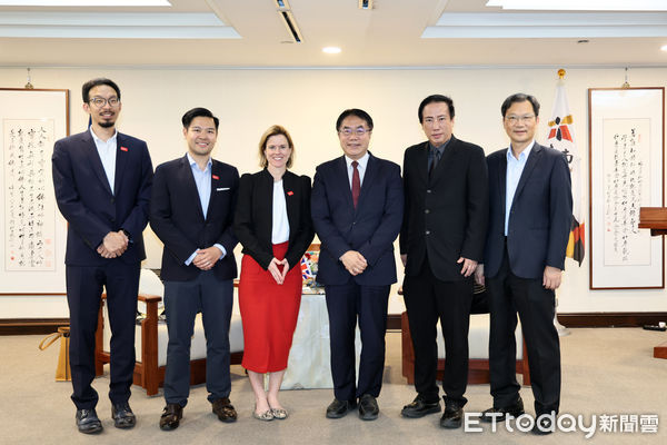 ▲英國在台辦事處新任代表包瓊鬱拜會台南市長黃偉哲，雙方就文化與經濟議題熱絡交流。（記者林東良翻攝，下同）