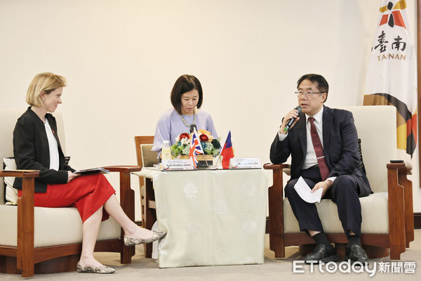 ▲英國在台辦事處新任代表包瓊鬱拜會台南市長黃偉哲，雙方就文化與經濟議題熱絡交流。（記者林東良翻攝，下同）
