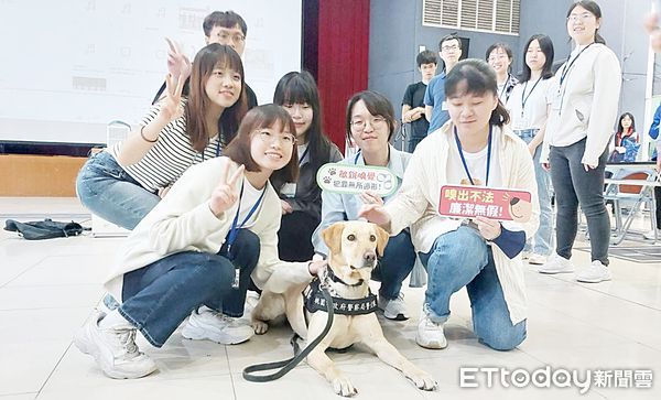 ▲廉政署學員參訪市警局警犬隊演訓後，學員爭相與警犬合影。（圖／記者沈繼昌翻攝）