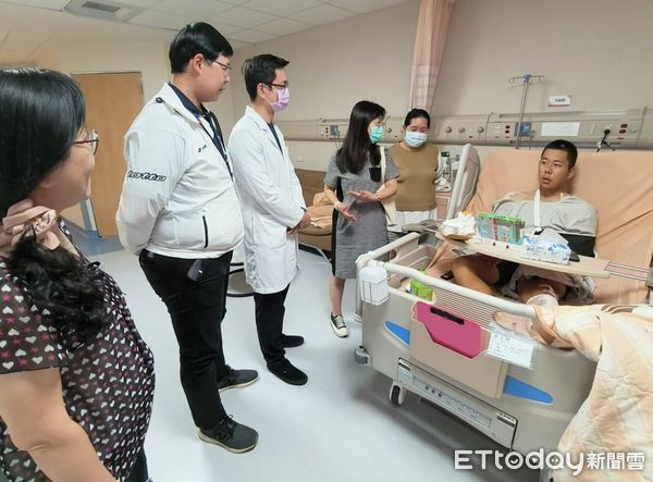 ▲全中運選手蔡士博後送到高醫岡山醫院完成手術，高雄市教育局主秘歐素雯（右三）率員到高醫岡山醫院探視。（圖／記者許宥孺翻攝）