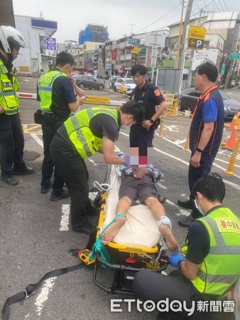 ▲▼烏日一家機車行老闆泡茶時，突然抓狂，咬傷前來修車的民眾。（圖／民眾提供，下同）