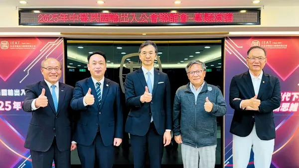 ▲輸出入公會聯誼會會長黃教漳(中)、主講人張慶瑞教授(右2)、台塑公司前董事長林建男(右1)、桃園市進出口公會理事長莊堯安(左2)、IEAT秘書長黃文榮(左1)合影。（圖／IEAT提供）