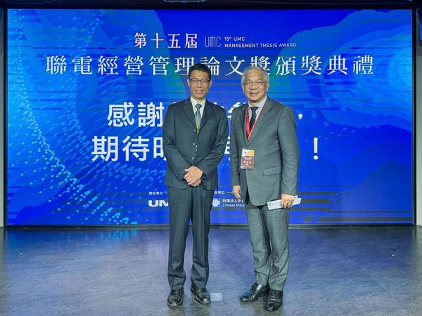 圖二：世新大學校長陳清河（右）與口傳系副教授方正璽（左）在典禮合影。（圖／方正璽提供）