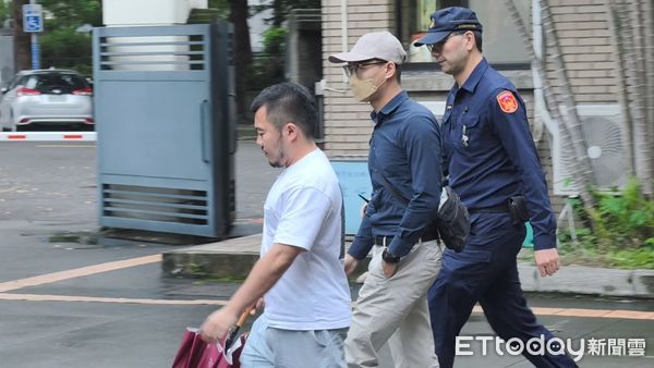 ▲▼台北地院今（25日）審理剴剴案，傳訊涉案保母劉彩萱兒子王凱弘作證，場外民眾舉標語怒吼劉氏姊妹「保母殺人」，劉彩萱（粉色連帽衣）與妹妹劉若琳（灰色連帽衣，躲在法警後面）搭囚車還押      。（圖／記者黃哲民攝）