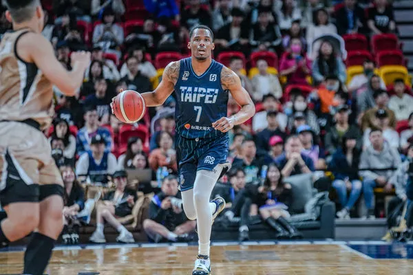 ▲富邦勇士金恩、賴廷恩，台鋼獵鷹飛雷神、白薩、謝宗融。（圖／PLG提供）