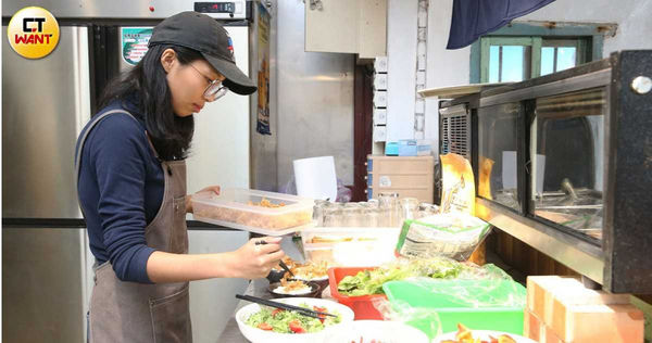 「享魚路」餐廳實際經營者潘姝伃表示，李姓女子曾將她趕出店外。（圖／趙世勳攝）