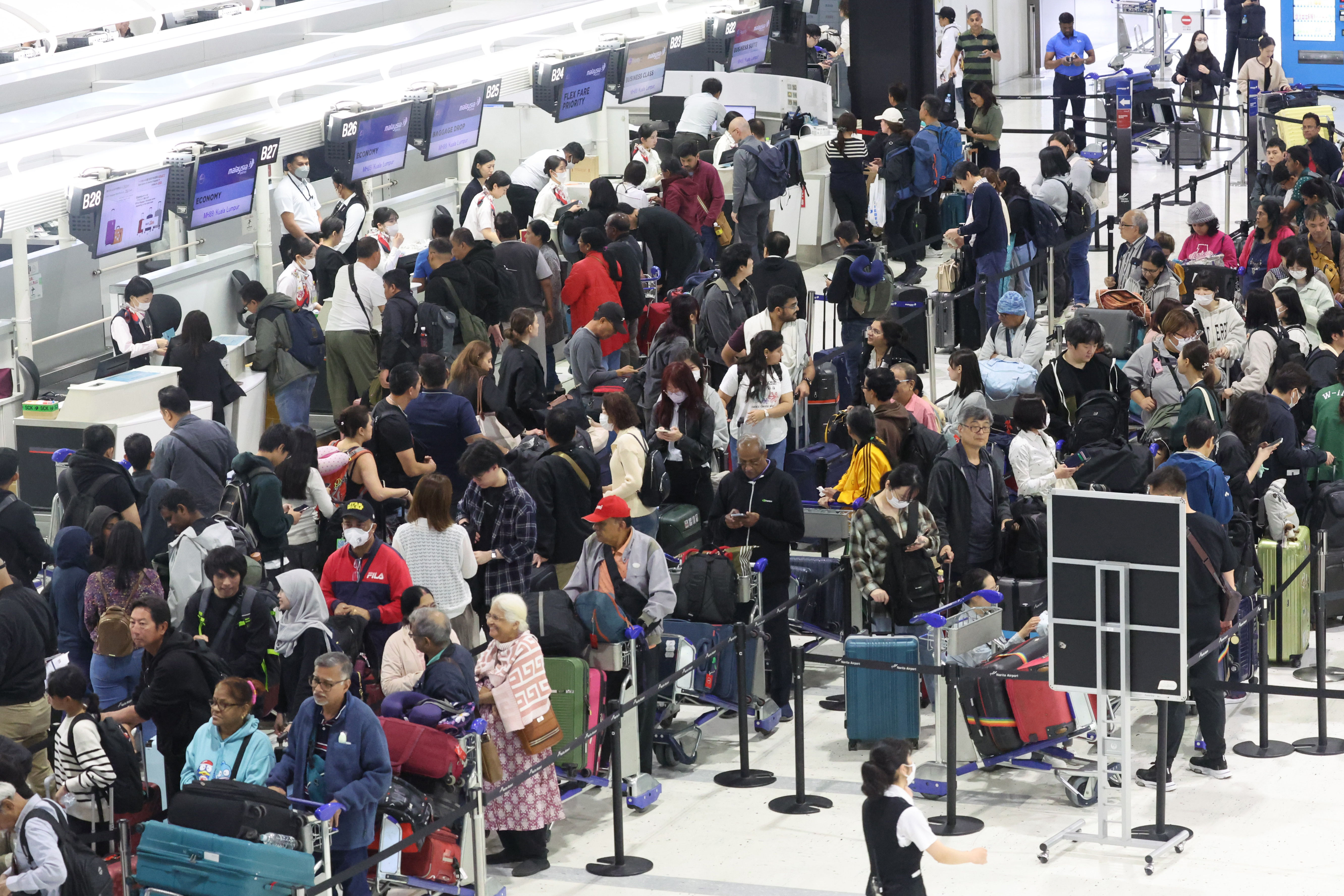 ▲▼東京成田機場在黃金周首日的人潮。（圖／路透）