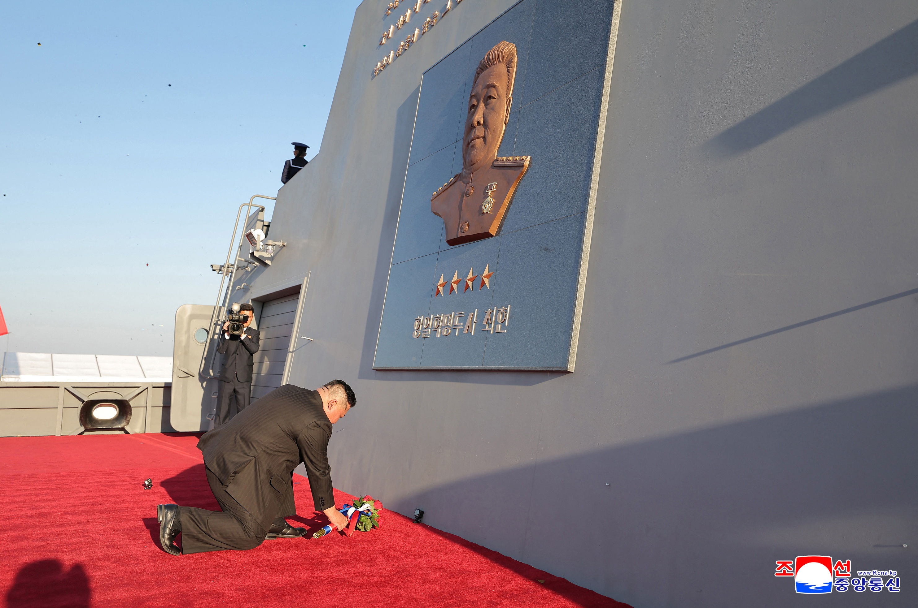 ▲▼北韓最高領導人金正恩25日帶著女兒金主愛出席新型驅逐艦「崔賢號」下水典禮。（圖／路透）