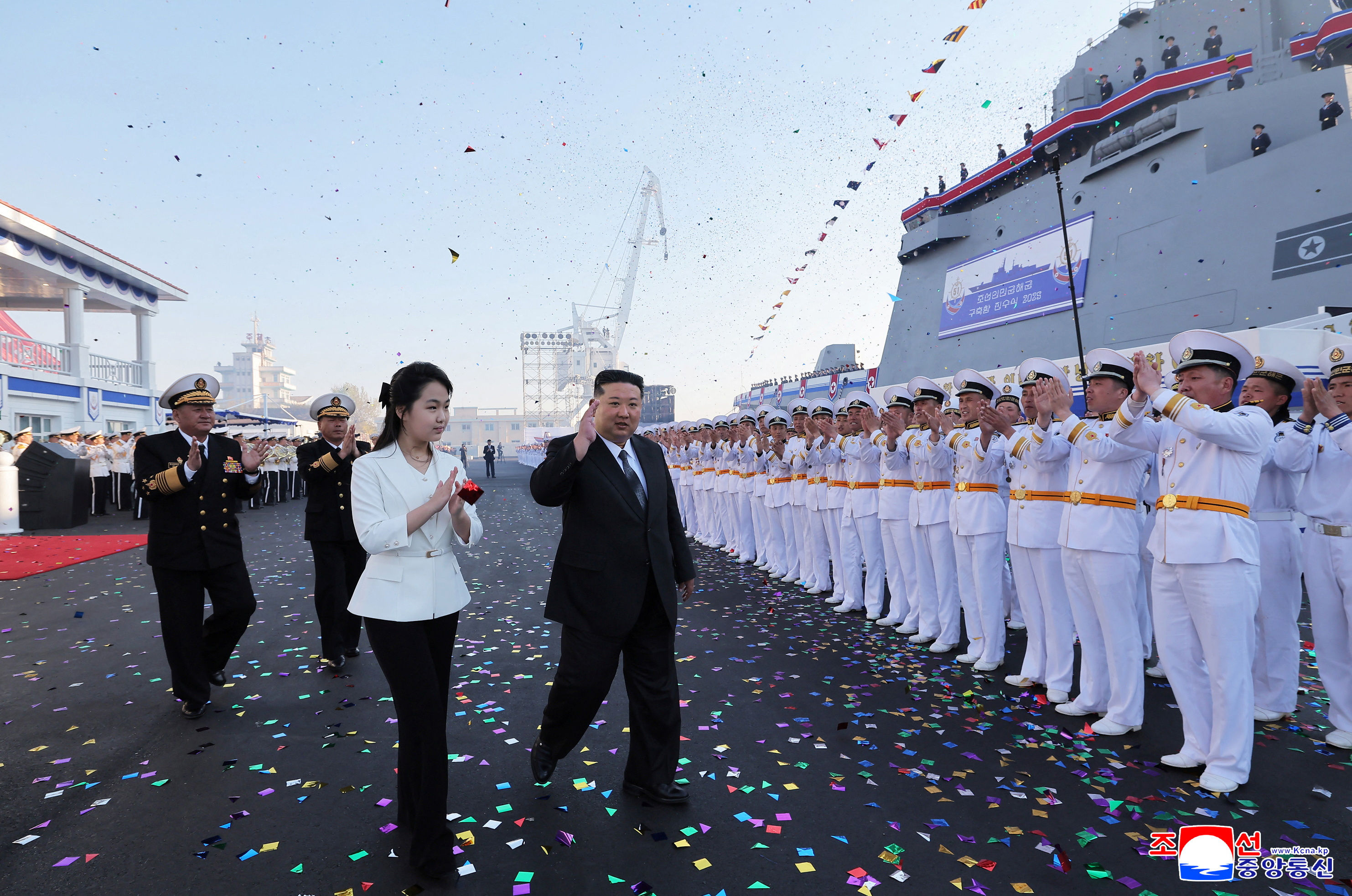 ▲▼北韓最高領導人金正恩25日帶著女兒金主愛出席新型驅逐艦「崔賢號」下水典禮。（圖／路透）