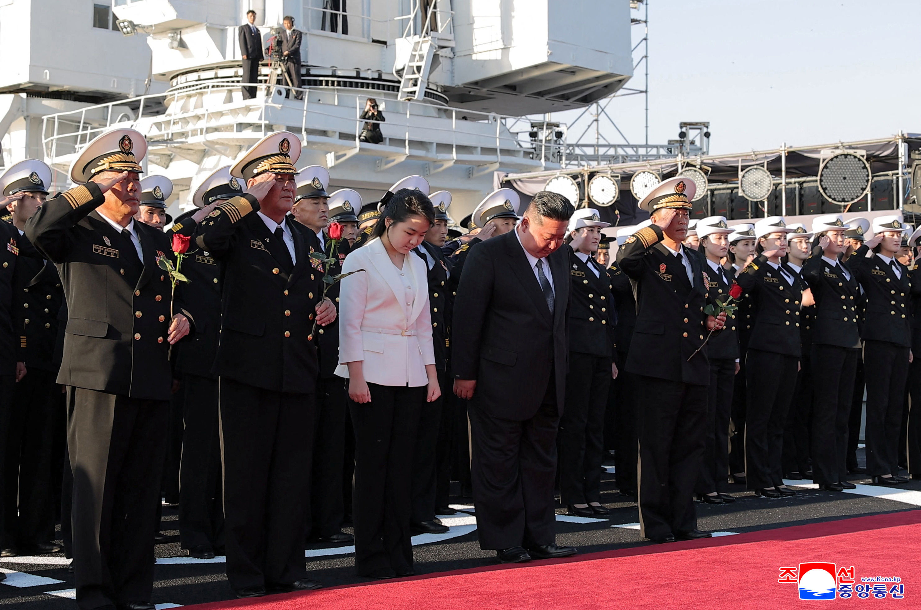 ▲▼北韓最高領導人金正恩25日帶著女兒金主愛出席新型驅逐艦「崔賢號」下水典禮。（圖／路透）