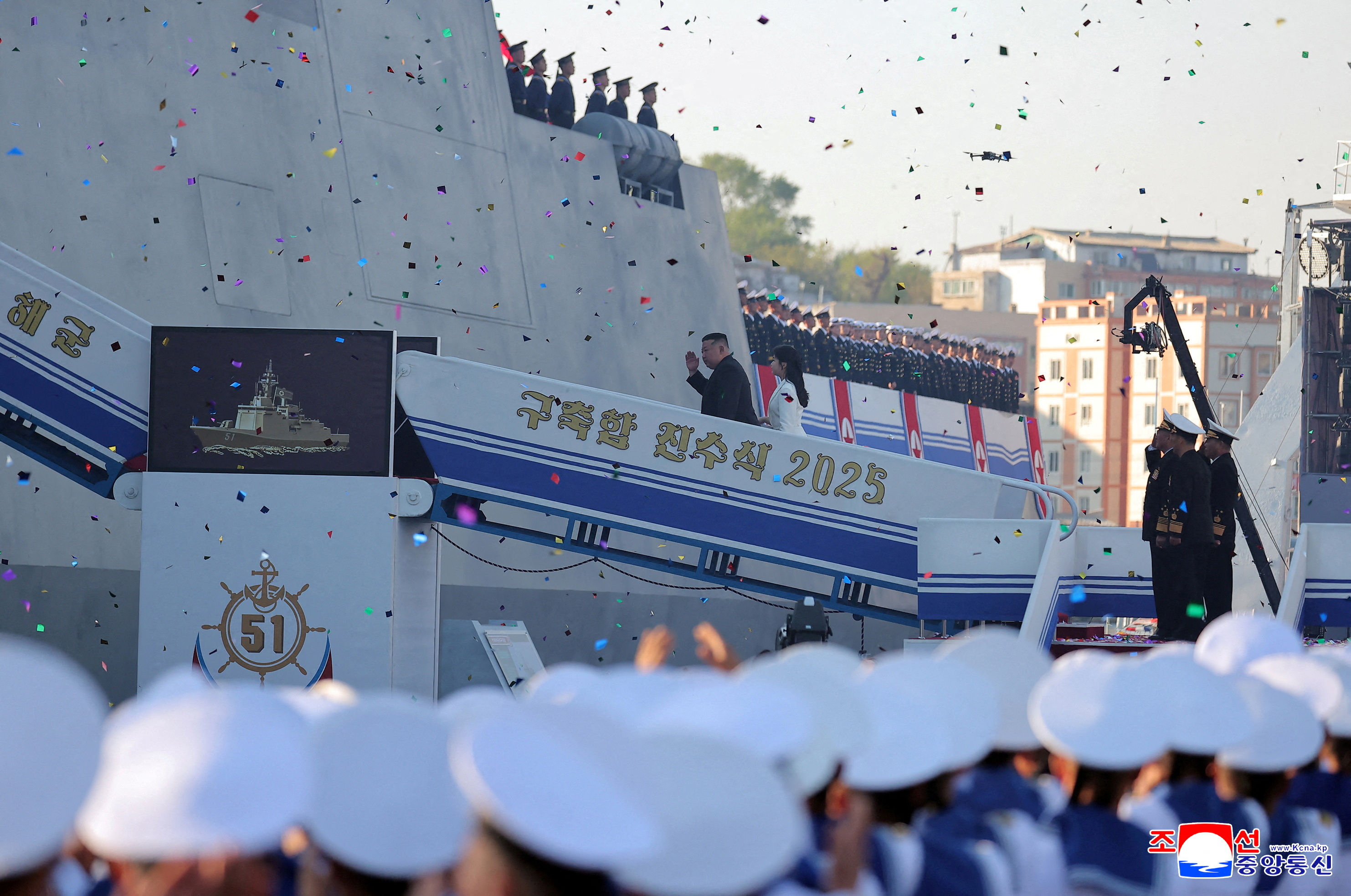 ▲▼北韓最高領導人金正恩25日帶著女兒金主愛出席新型驅逐艦「崔賢號」下水典禮。（圖／路透）