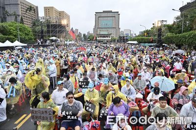 王浩宇稱「426人潮比419少」!親解原因:下雨撐傘密度較低