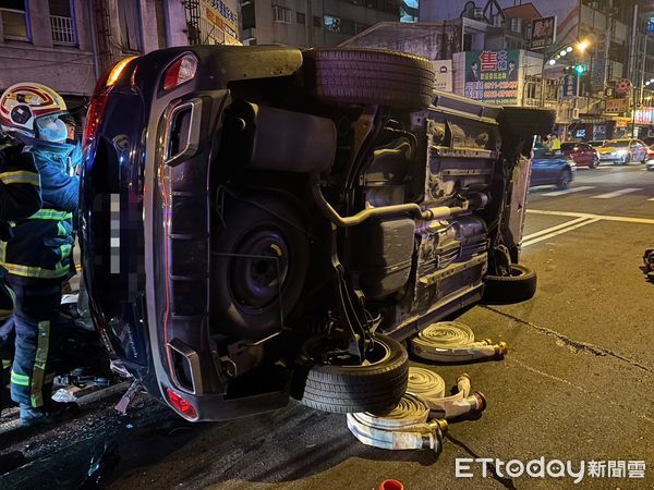 ▲▼             台中臺灣大道轎車連撞2輛車後翻覆，壓到一旁機車。（圖／記者鄧木卿翻攝，下同）