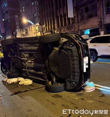 ▲▼             台中臺灣大道轎車連撞2輛車後翻覆，壓到一旁機車。（圖／記者鄧木卿翻攝，下同）