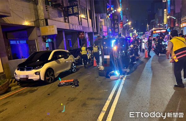 ▲▼             台中臺灣大道轎車連撞2輛車後翻覆，壓到一旁機車。（圖／記者鄧木卿翻攝，下同）