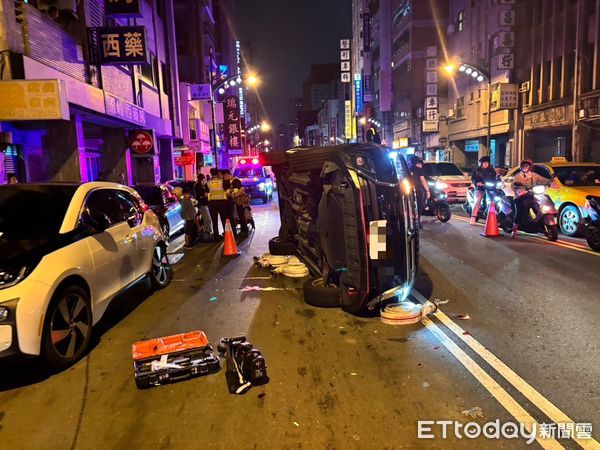▲▼             台中臺灣大道轎車連撞2輛車後翻覆，壓到一旁機車。（圖／記者鄧木卿翻攝，下同）