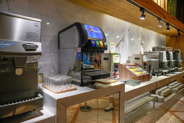 ▲▼豐FOOD海陸百匯 鮪魚季｜台北自助餐吃到飽，澎湃現流海鮮多國料理任你吃，週五限定鮪魚現切秀。（圖／部落客珊莎授權提供）