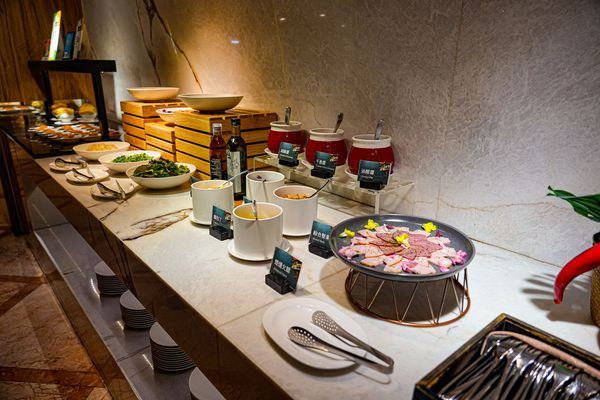 ▲▼豐FOOD海陸百匯 鮪魚季｜台北自助餐吃到飽，澎湃現流海鮮多國料理任你吃，週五限定鮪魚現切秀。（圖／部落客珊莎授權提供）