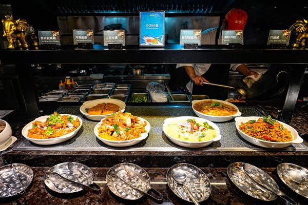 ▲▼豐FOOD海陸百匯 鮪魚季｜台北自助餐吃到飽，澎湃現流海鮮多國料理任你吃，週五限定鮪魚現切秀。（圖／部落客珊莎授權提供）