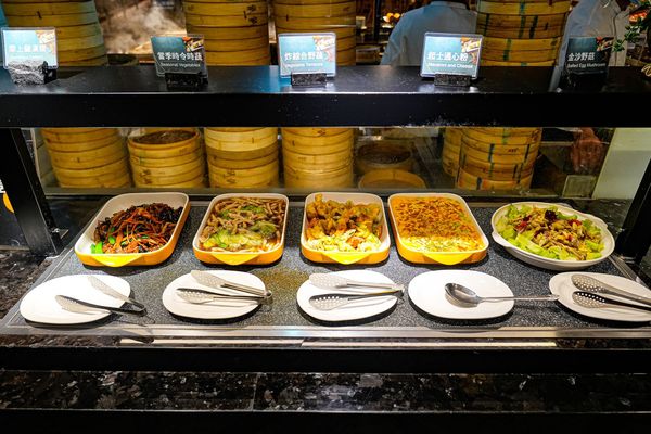 ▲▼豐FOOD海陸百匯 鮪魚季｜台北自助餐吃到飽，澎湃現流海鮮多國料理任你吃，週五限定鮪魚現切秀。（圖／部落客珊莎授權提供）