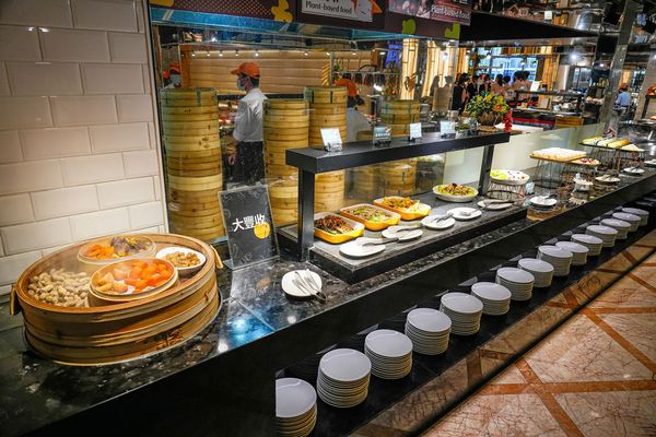 ▲▼豐FOOD海陸百匯 鮪魚季｜台北自助餐吃到飽，澎湃現流海鮮多國料理任你吃，週五限定鮪魚現切秀。（圖／部落客珊莎授權提供）