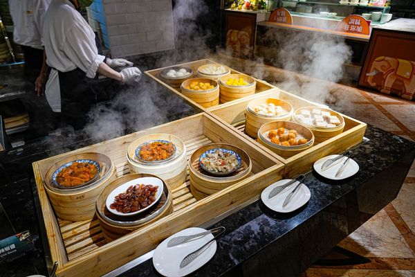 ▲▼豐FOOD海陸百匯 鮪魚季｜台北自助餐吃到飽，澎湃現流海鮮多國料理任你吃，週五限定鮪魚現切秀。（圖／部落客珊莎授權提供）