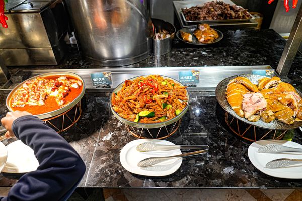 ▲▼豐FOOD海陸百匯 鮪魚季｜台北自助餐吃到飽，澎湃現流海鮮多國料理任你吃，週五限定鮪魚現切秀。（圖／部落客珊莎授權提供）