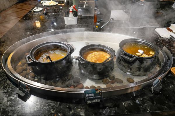 ▲▼豐FOOD海陸百匯 鮪魚季｜台北自助餐吃到飽，澎湃現流海鮮多國料理任你吃，週五限定鮪魚現切秀。（圖／部落客珊莎授權提供）