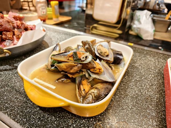 ▲▼豐FOOD海陸百匯 鮪魚季｜台北自助餐吃到飽，澎湃現流海鮮多國料理任你吃，週五限定鮪魚現切秀。（圖／部落客珊莎授權提供）