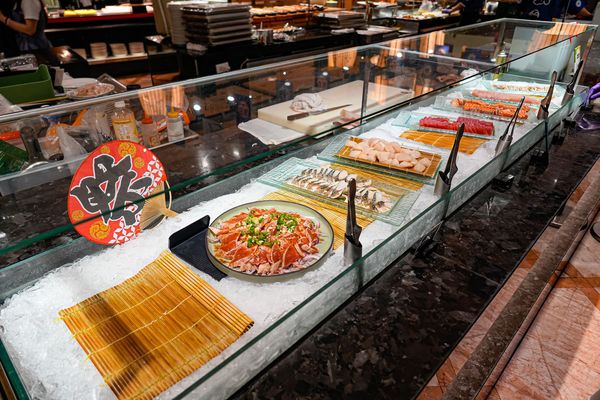 ▲▼豐FOOD海陸百匯 鮪魚季｜台北自助餐吃到飽，澎湃現流海鮮多國料理任你吃，週五限定鮪魚現切秀。（圖／部落客珊莎授權提供）