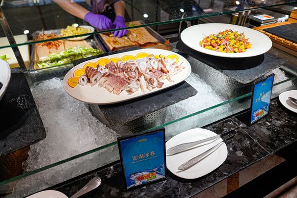 ▲▼豐FOOD海陸百匯 鮪魚季｜台北自助餐吃到飽，澎湃現流海鮮多國料理任你吃，週五限定鮪魚現切秀。（圖／部落客珊莎授權提供）