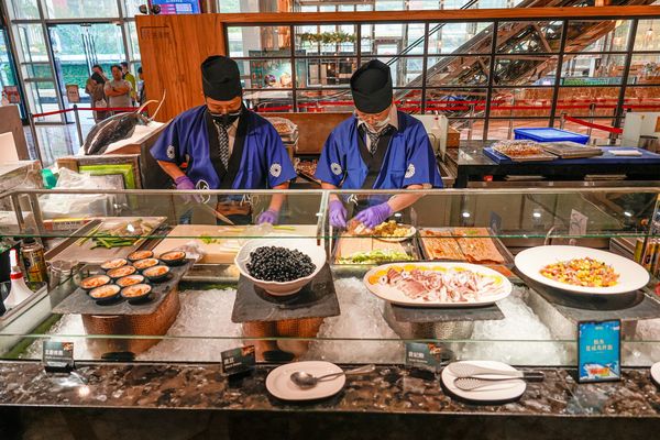 ▲▼豐FOOD海陸百匯 鮪魚季｜台北自助餐吃到飽，澎湃現流海鮮多國料理任你吃，週五限定鮪魚現切秀。（圖／部落客珊莎授權提供）