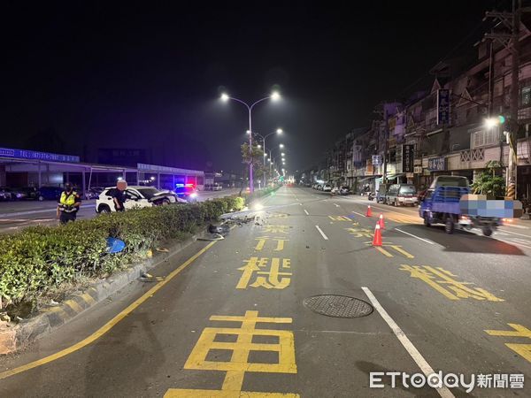 ▲▼休旅車自撞分隔島  。（圖／記者許宥孺翻攝）