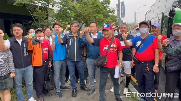 ▲彰化民眾自發性北上走上凱道抗議。（圖／記者唐詠絮翻攝）