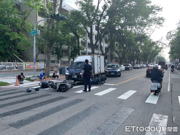 ▲小貨車撞上停紅燈的3名騎士。（圖／記者許宥孺翻攝）