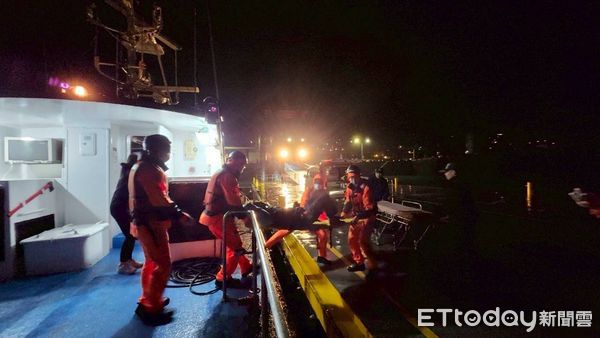 ▲▼北竿某鄉親半夜腹痛，海巡署艦隊緊急派艇送他去醫院。（圖／記者林名揚翻攝）