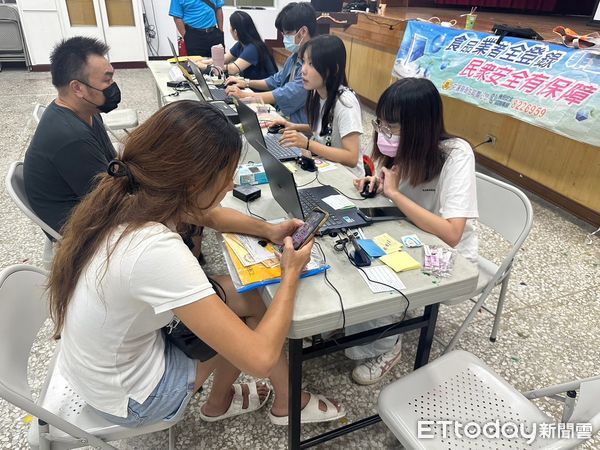 ▲▼花蓮縣衛生局提醒，食品業者可攜帶原申請登錄時之電子憑證至衛生局由專人協助辦理登錄作業。（圖／花蓮衛生局提供，下同）