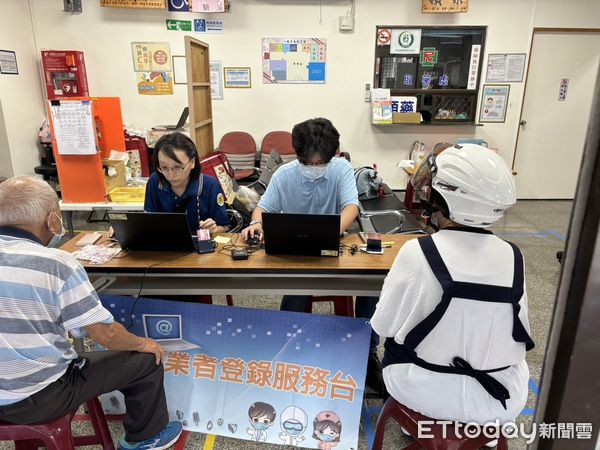 ▲▼花蓮縣衛生局提醒，食品業者可攜帶原申請登錄時之電子憑證至衛生局由專人協助辦理登錄作業。（圖／花蓮衛生局提供，下同）