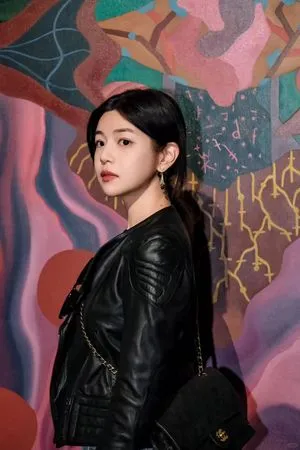 ▲▼陳妍希與帥哥聚餐被狗仔直擊，男方酷似陳曉。（圖／翻攝自微博）