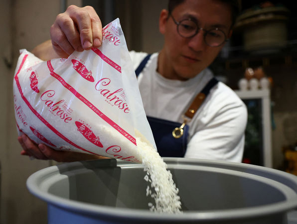 ▲▼日本東京餐廳老闆利用從美國加州進口的米煮飯。（圖／路透）